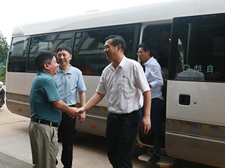 南平市委副書(shū)記、代市長(cháng)袁超洪蒞臨雙龍戲珠酒業(yè)參觀(guān)調研