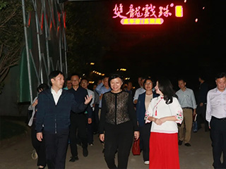 福建省人大常委會(huì )黨組副書(shū)記、副主任雷春美蒞臨雙龍戲珠酒業(yè)視察調研